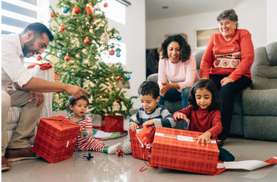 Enfants ouvrant des cadeaux de Noël